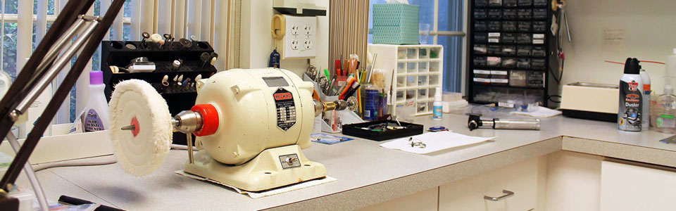 Laboratorio técnico para reparación de audífonos en American Ear Vista del laboratorio técnico de American Ear donde se realizan reparaciones y mantenciones de audífonos.