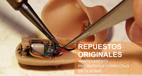 Técnico realizando el mantenimiento de un audífono